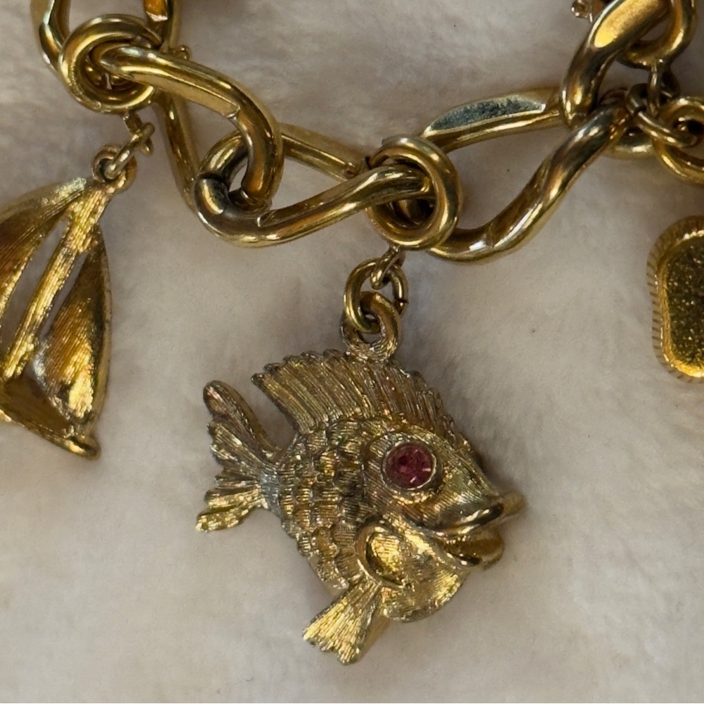 Vintage Gold Tone Monet Charm Bracelet Fish Christmas Snowman Sailboat Clover - Picture 3 of 15